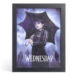 Affiche Mercredi Addams dans cadre bois noir 33,5x44,5xH1,5cm
