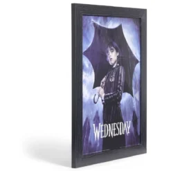 Affiche Mercredi Addams dans cadre bois noir 33,5x44,5xH1,5cm