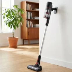 Aspirateur balai sans fil 6 accessoires CleanMaxx noir et bleu H109cm