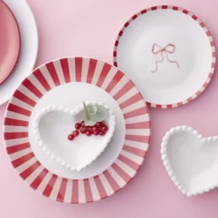 Assiette plate porcelaine motifs noeud et rayures blancs et rouges Ø26,5cm