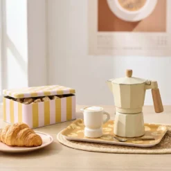 Cafetière style traditionnel 270ml aluminium beige poignée bois H19cm