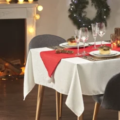 Chemin de table design bonnet de Noël rouge et pompon blanc