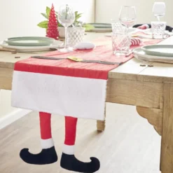 Chemin de table tissu velours rouge effet pieds de Père Noël 34x136cm