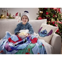 Coussin carré Disney bouclette motif personnage brodé 40x40cm (2 modèles)