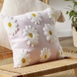 Coussin carré rose avec marguerites relief bouclette 40x40cm