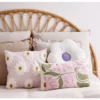 Coussin déco rectangulaire blanc motif floral rose et vert 30x50cm