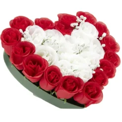 Coussin Oeillet artificiel forme coeur rouge et blanc 26 têtes