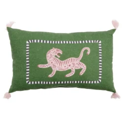 Coussin rectangulaire motif tigre vert foncé avec pompons roses 30x50cm