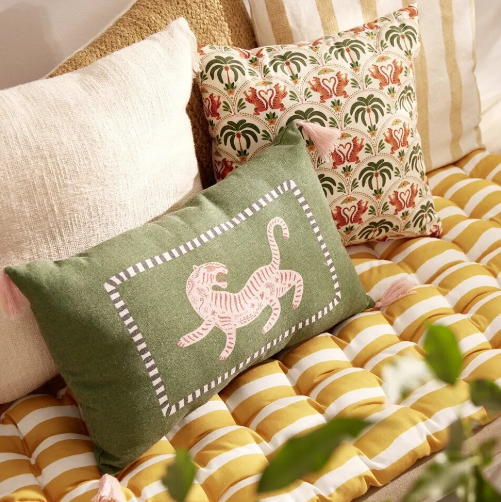 Coussin rectangulaire motif tigre vert foncé avec pompons roses 30x50cm