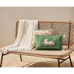 Coussin rectangulaire motif tigre vert foncé avec pompons roses 30x50cm