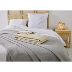 Couvre lit 220x240cm effet nid d'abeille polyester