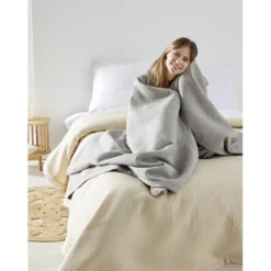 Couvre lit 220x240cm effet nid d'abeille polyester