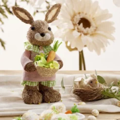 Décoration à poser lapin fermier en paille avec accessoires H32cm (2 modèles)