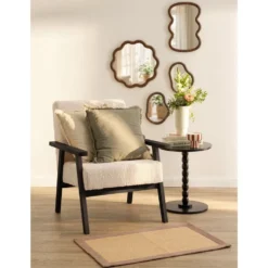 Fauteuil en bois foncé Josephine Curly avec assise blanc cassé L64xP70xH76cm