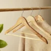 Lot de 5 cintres en bois beige avec crochet métal