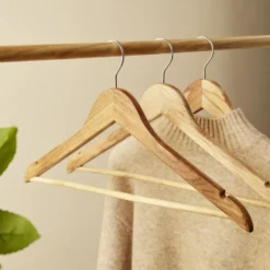 Lot de 5 cintres en bois beige avec crochet métal