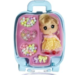 Mini poupée avec perles dans valisette H17,5cm