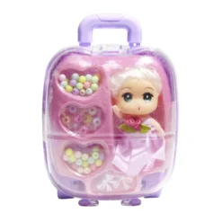 Mini poupée avec perles dans valisette H17,5cm