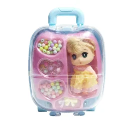 Mini poupée avec perles dans valisette H17,5cm