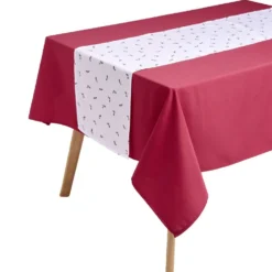 Nappe en tissu rouge avec chemin de table blanc motif houx 140x250cm