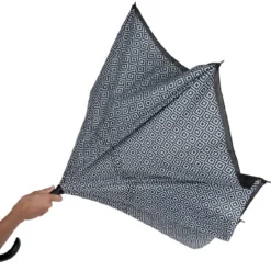 Parapluie inversé à motifs blancs et noirs