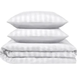 Parure de lit 2 personnes 260x240cm satinée à rayures (2 modèles noir ou blanc)