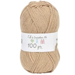 Pelote de fil à tricoter beige