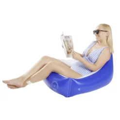 Siège de piscine gonflable forme triangle en plastique bleu 74x74xH25cm